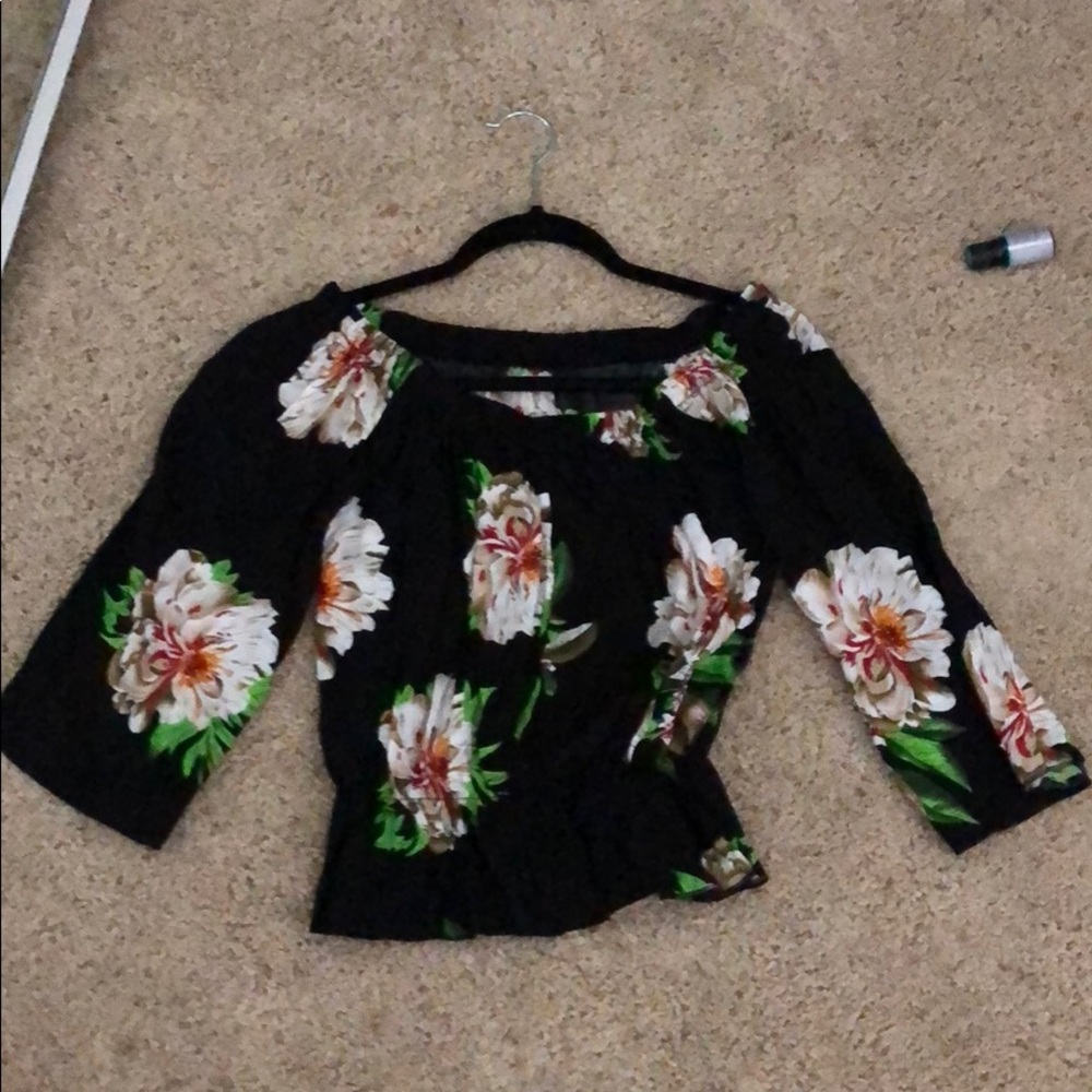 Quarter length sleeve top